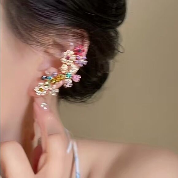 🌺 NEW Floral Multicolor Crystal Earrings 🌺 - Picture 4 of 7